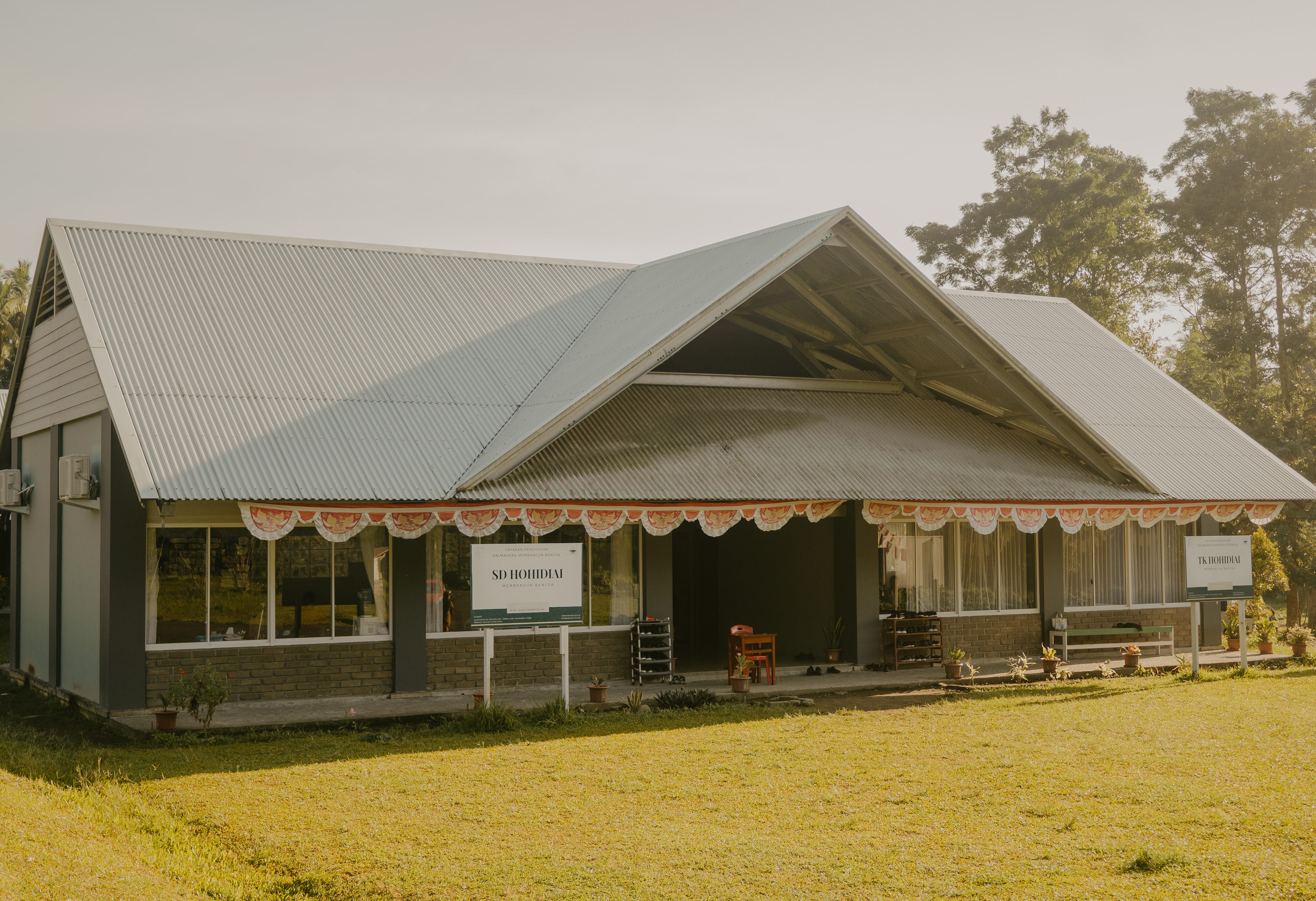 Rahai School building and students